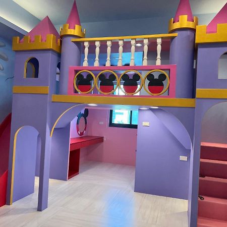Fun Holiday Family Hostel Tainan Buitenkant foto