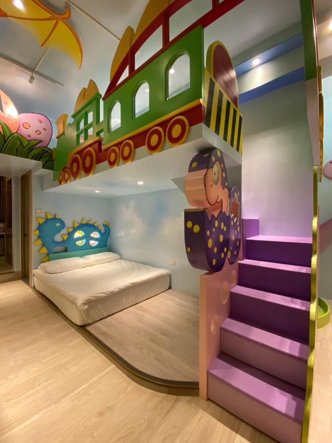 Fun Holiday Family Hostel Tainan Buitenkant foto