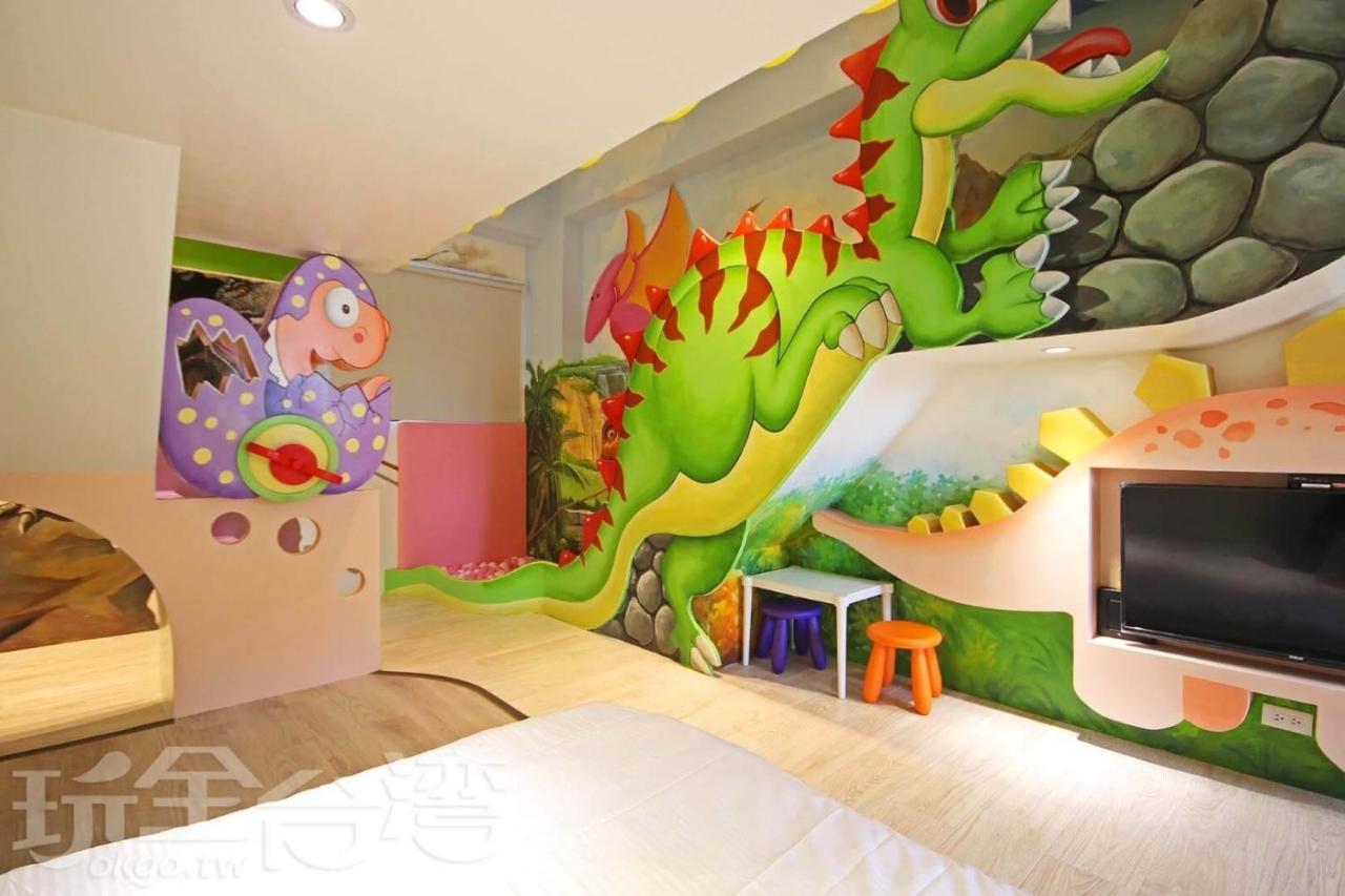 Fun Holiday Family Hostel Tainan Buitenkant foto