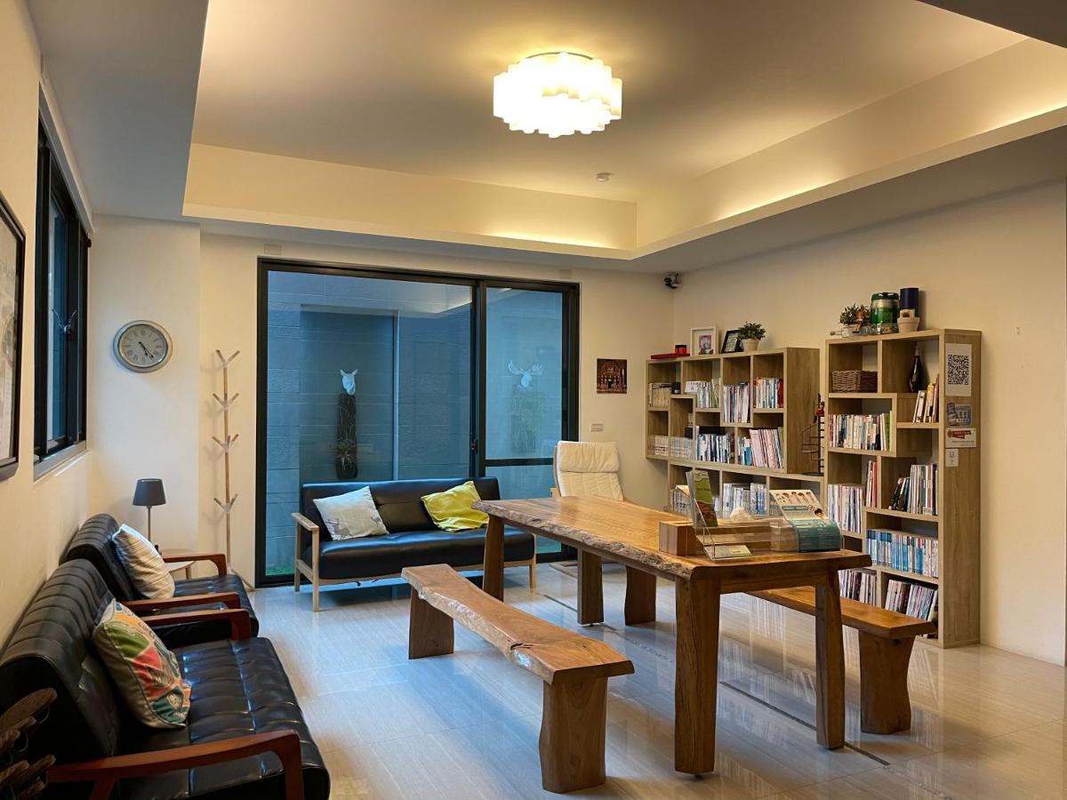 Fun Holiday Family Hostel Tainan Buitenkant foto