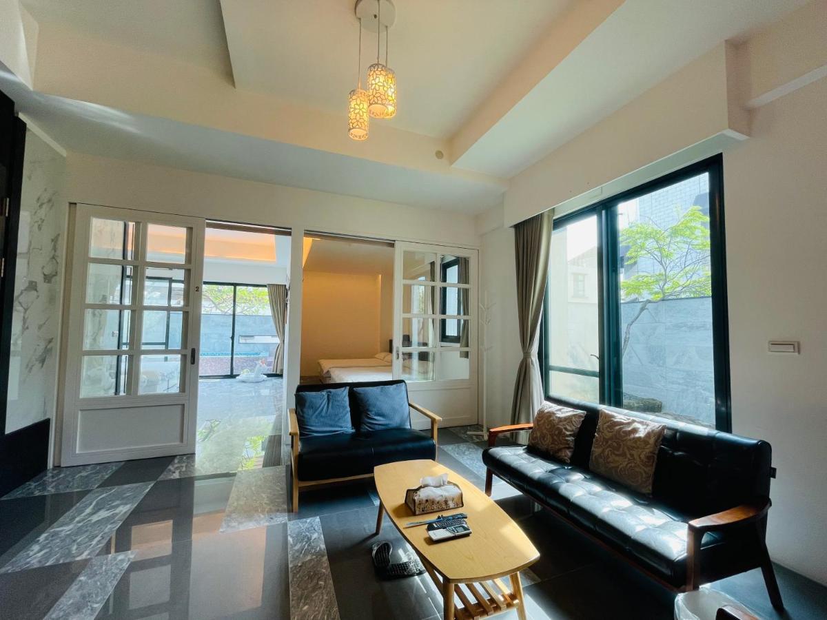Fun Holiday Family Hostel Tainan Buitenkant foto