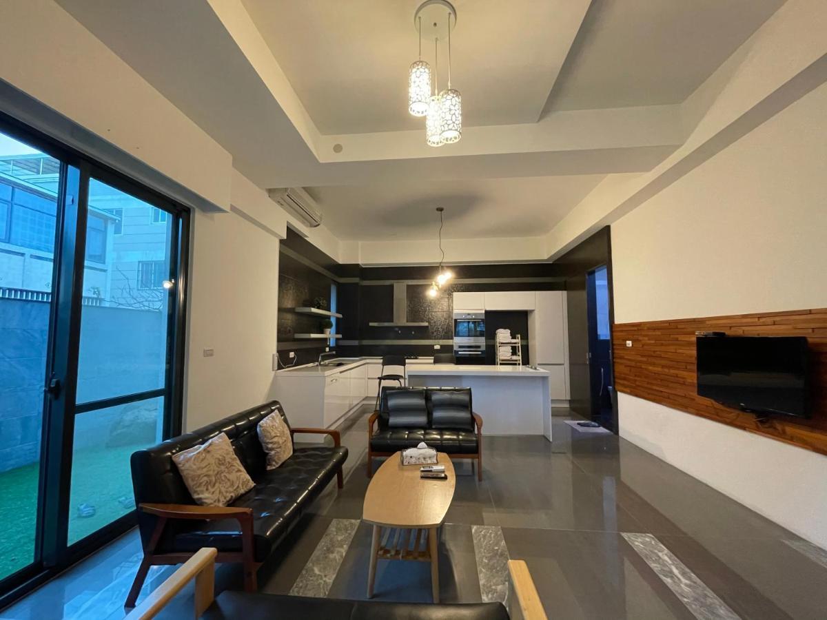 Fun Holiday Family Hostel Tainan Buitenkant foto