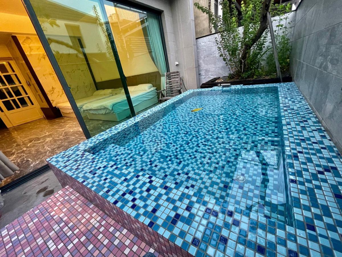 Fun Holiday Family Hostel Tainan Buitenkant foto