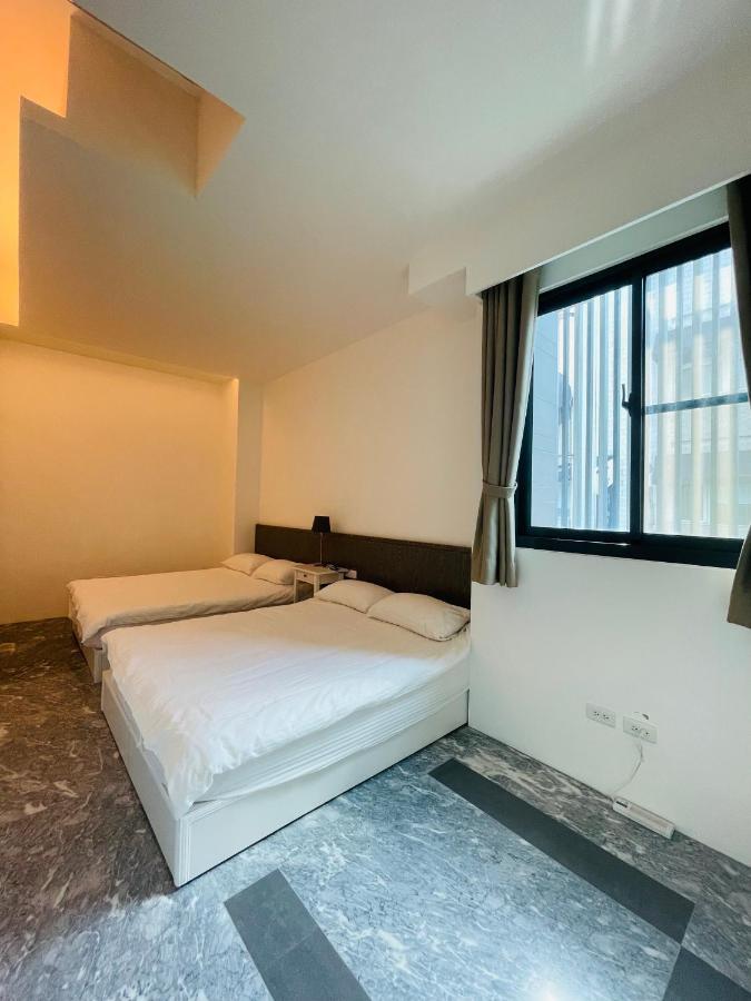 Fun Holiday Family Hostel Tainan Buitenkant foto