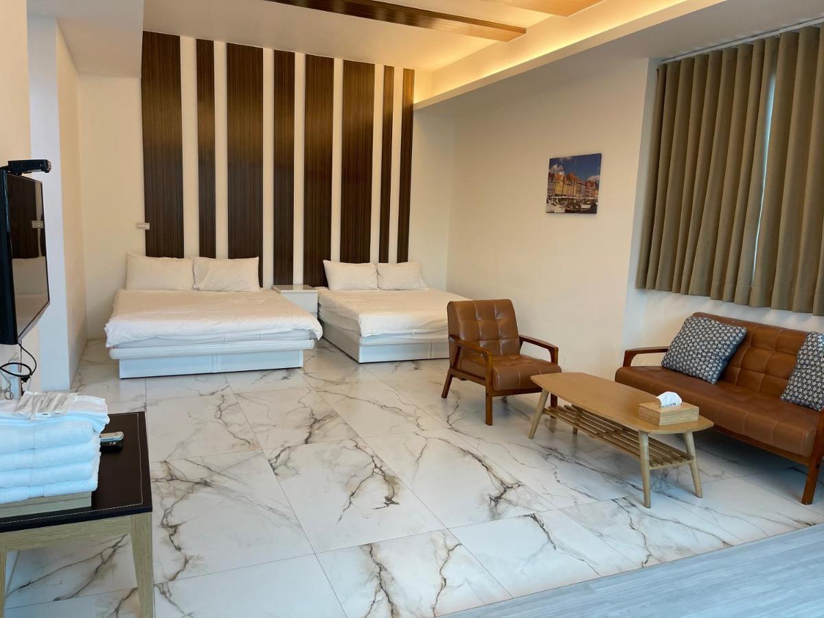 Fun Holiday Family Hostel Tainan Buitenkant foto