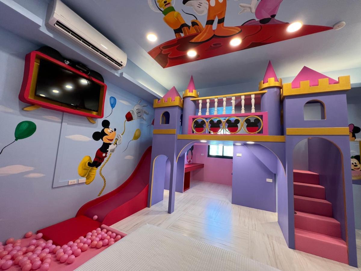 Fun Holiday Family Hostel Tainan Buitenkant foto