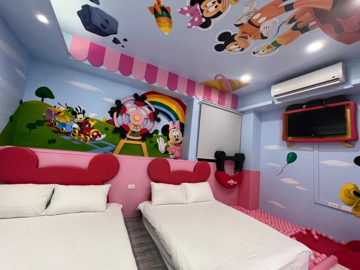 Fun Holiday Family Hostel Tainan Buitenkant foto