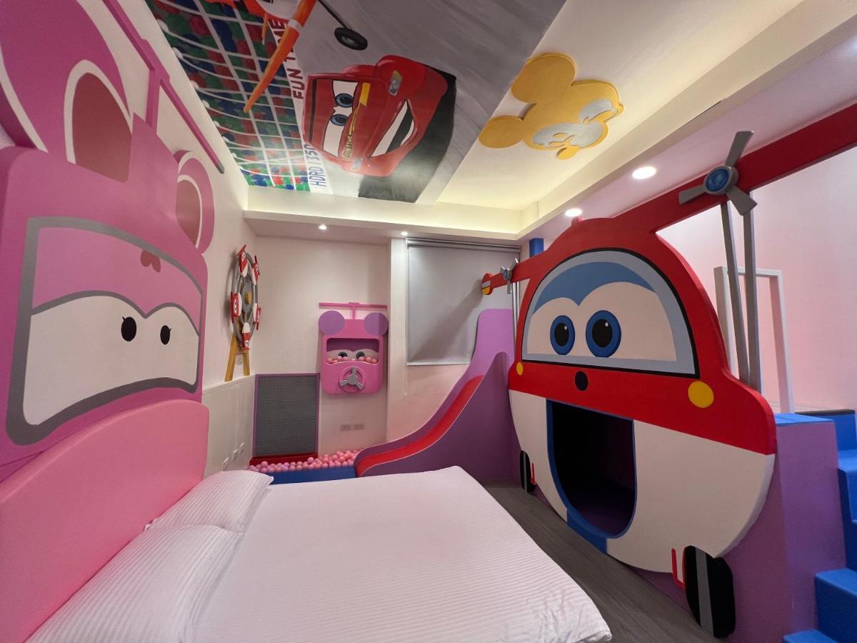 Fun Holiday Family Hostel Tainan Buitenkant foto