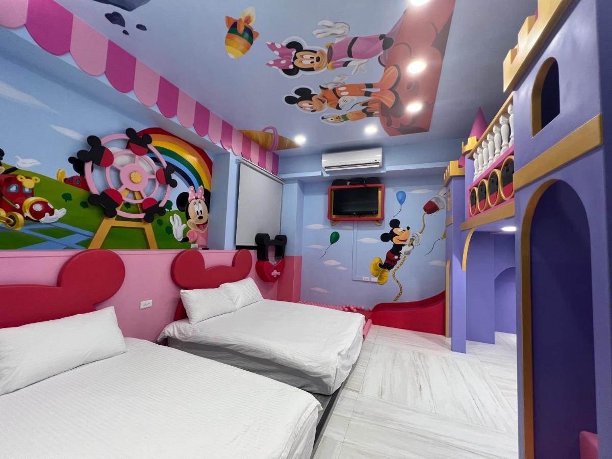 Fun Holiday Family Hostel Tainan Buitenkant foto