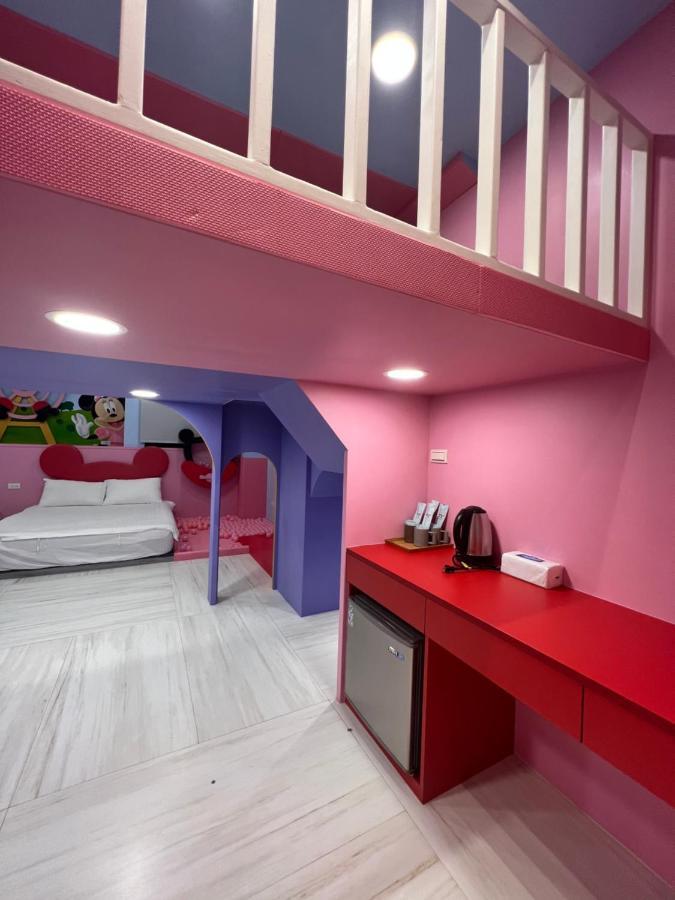 Fun Holiday Family Hostel Tainan Buitenkant foto