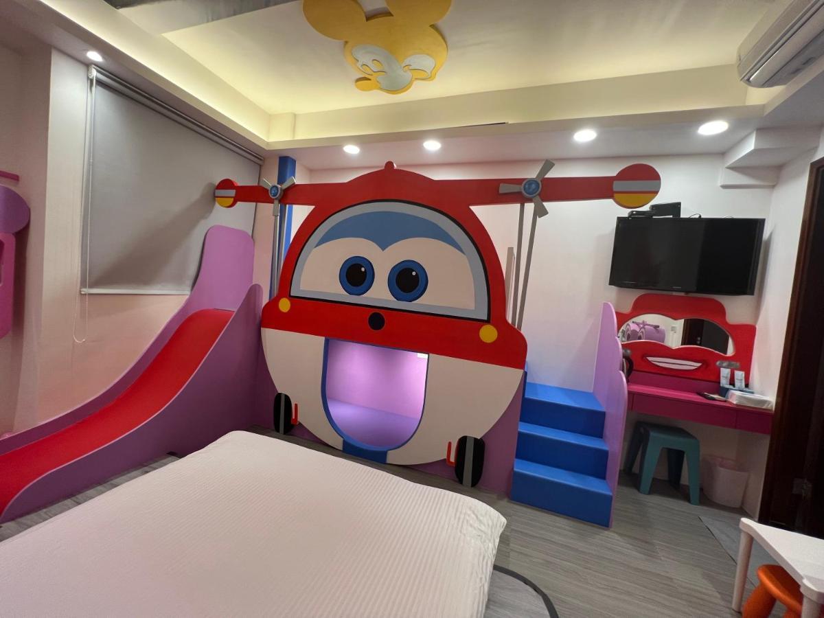 Fun Holiday Family Hostel Tainan Buitenkant foto