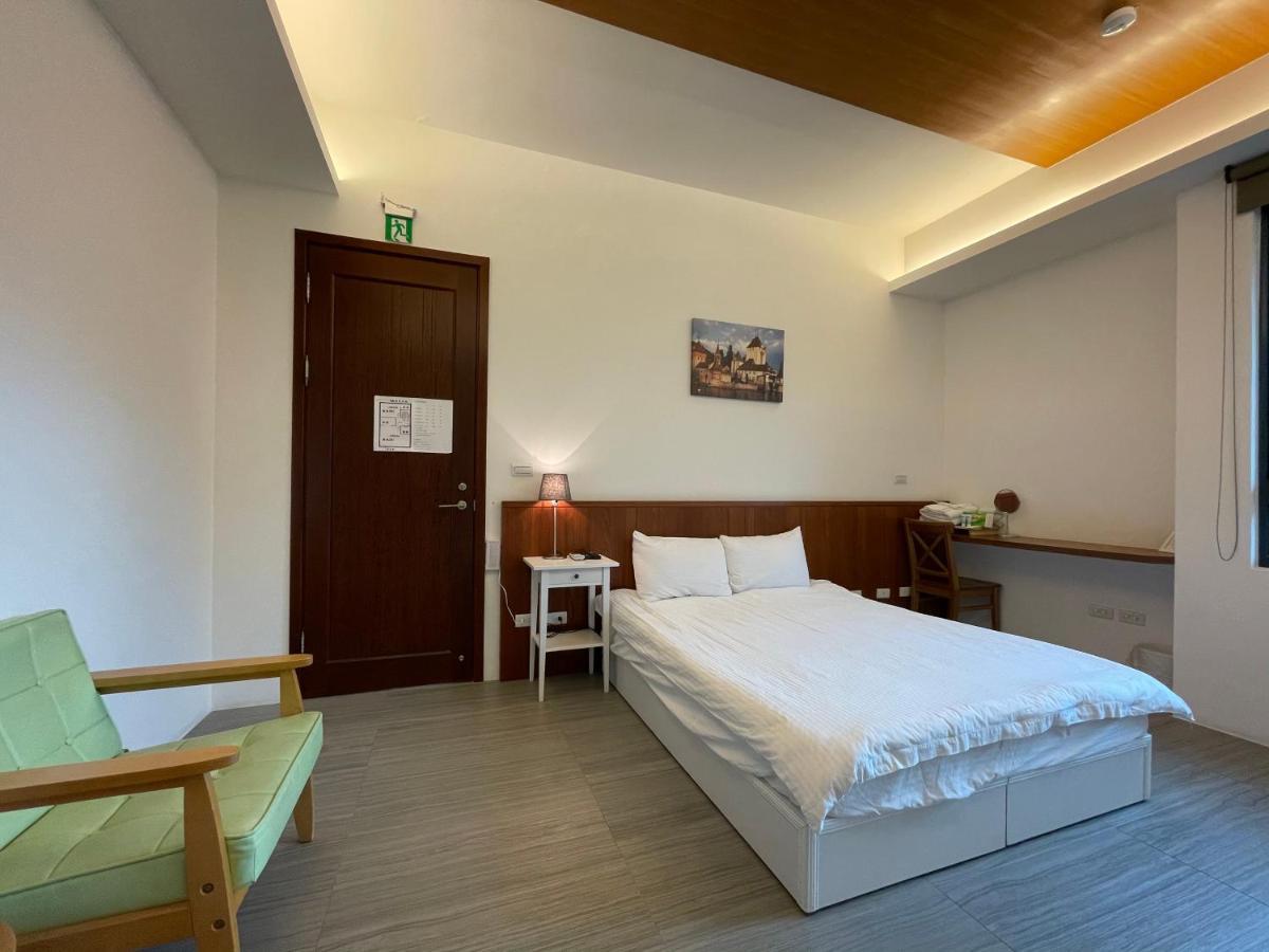 Fun Holiday Family Hostel Tainan Buitenkant foto