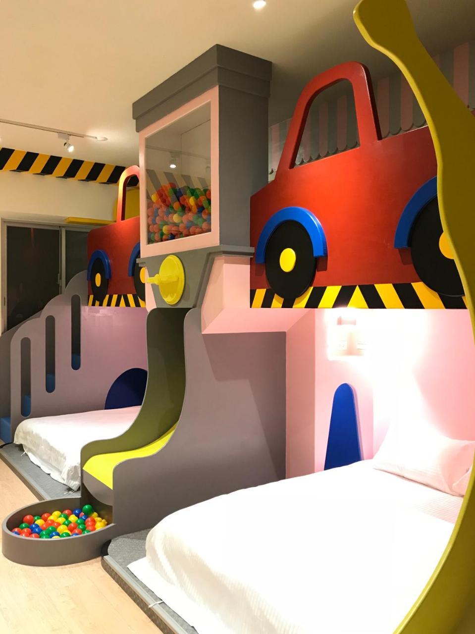 Fun Holiday Family Hostel Tainan Buitenkant foto