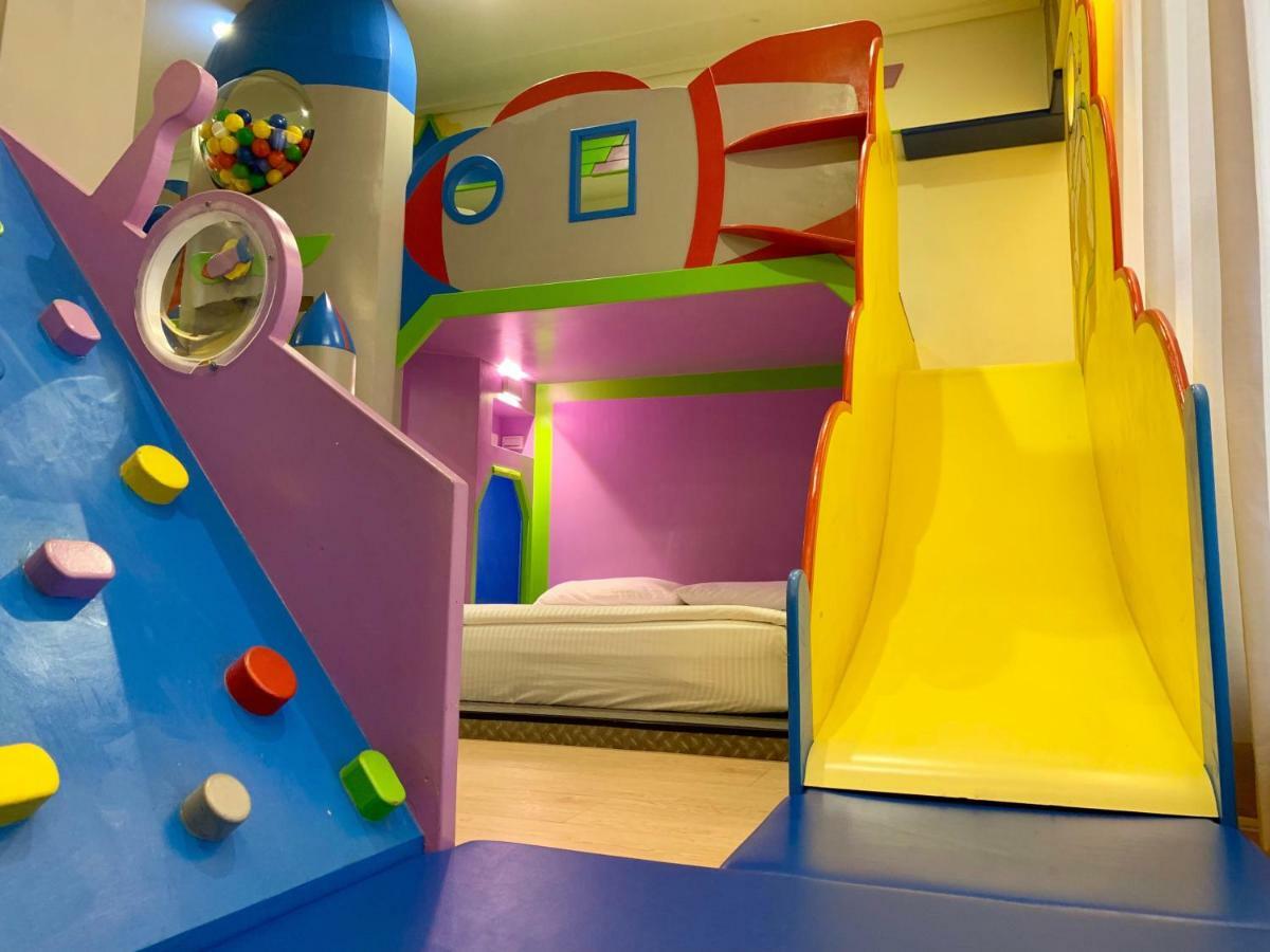 Fun Holiday Family Hostel Tainan Buitenkant foto