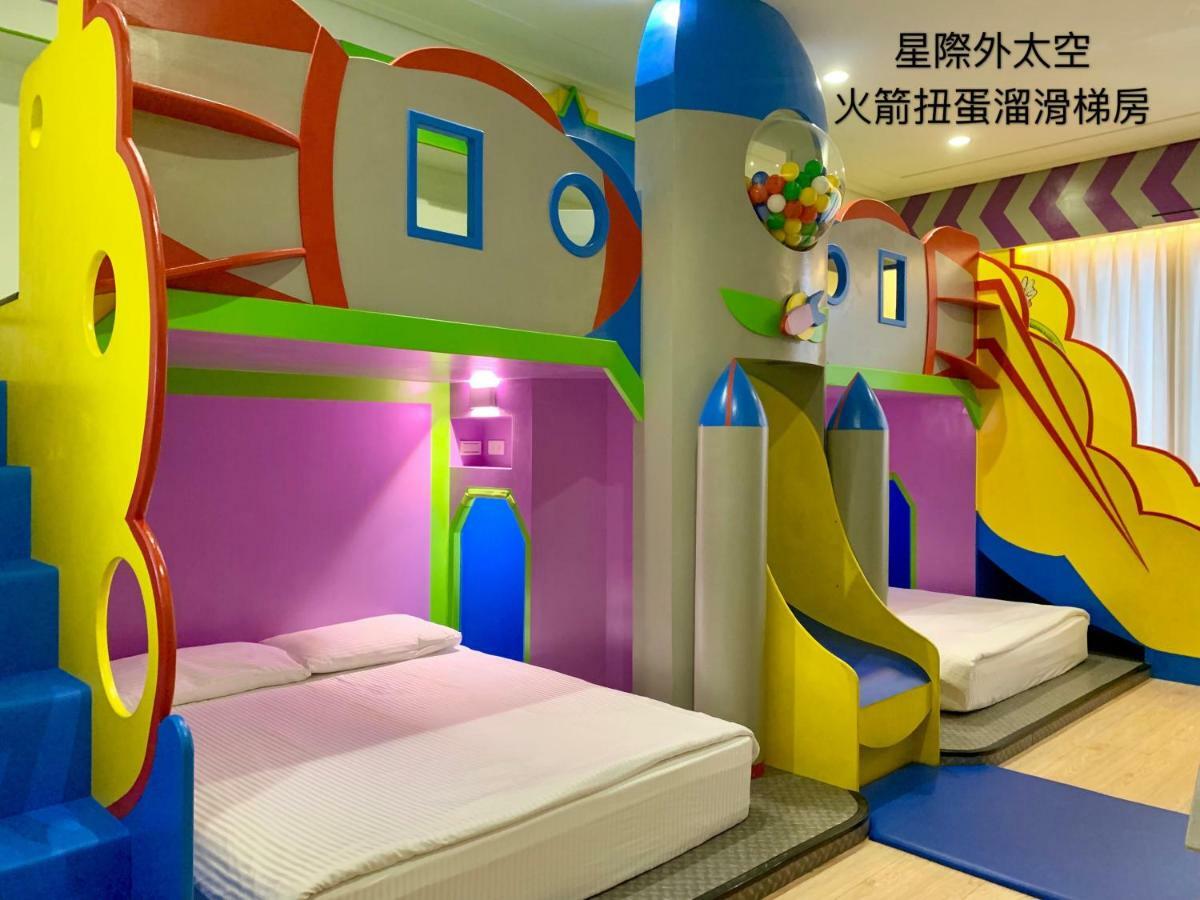 Fun Holiday Family Hostel Tainan Buitenkant foto